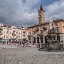 Biella, piazza Duomo e la fontana del Mosè